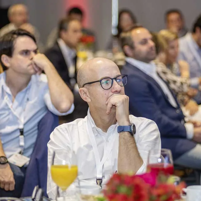Público siguiendo una de las presentaciones del Premio Lealtad