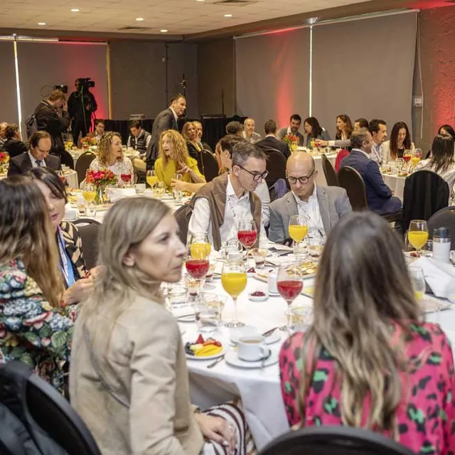 Salón de la ceremonia con los asistentes en las mesas del desayuno