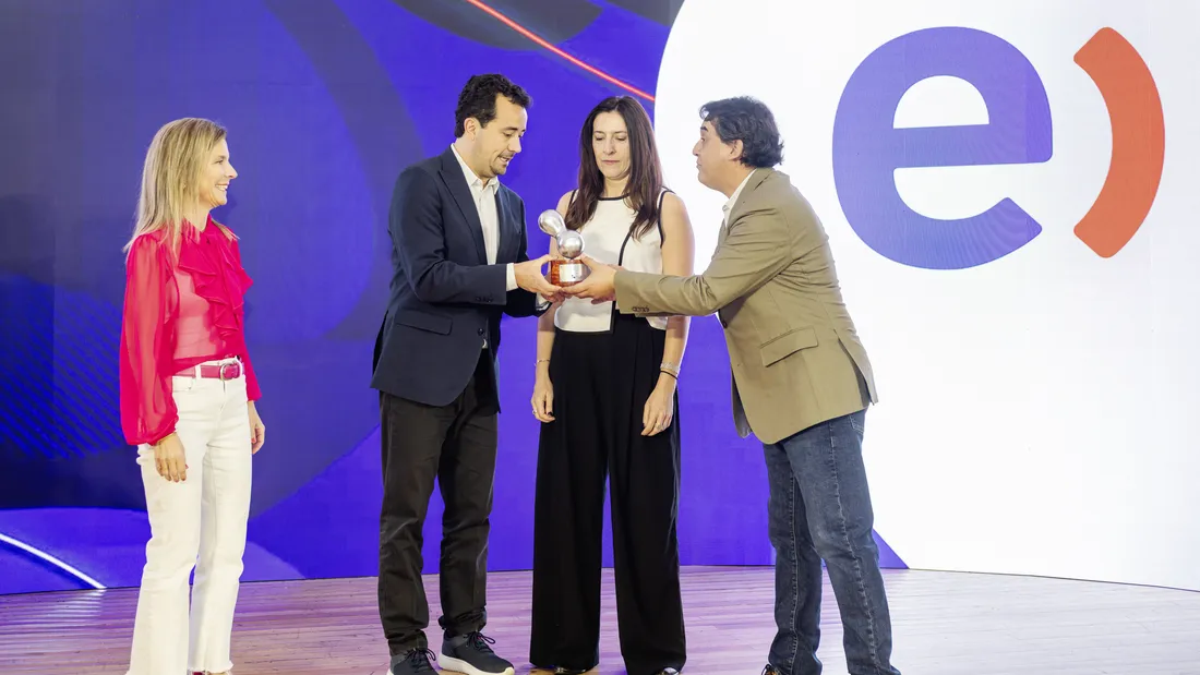 Entrega del Premio Lealtad 2025 a Entel: cuatro personas sobre el escenario, con el galvano en las manos